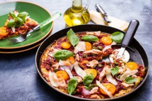 Pizza z kalafiora z tuńczykiem i pomidorami