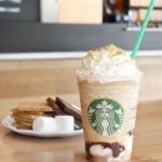 Ciesz się kultowym smakiem amerykańskiego lata!  Przyjdź do Starbucks na nowe Frappuccino – S’mores.